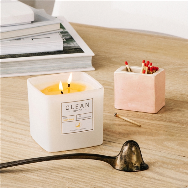 Clean Space Fresh Linens Scented Candle (Bild 3 av 3)